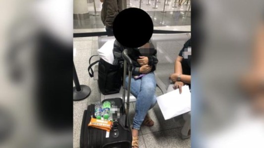 Detuvieron a una mujer en un aeropuerto que llevaba a un bebé de 6 días en un bolso de mano