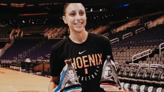 Una estrella del básquetbol femenino eligió usar zapatillas con la imagen de Eva Perón