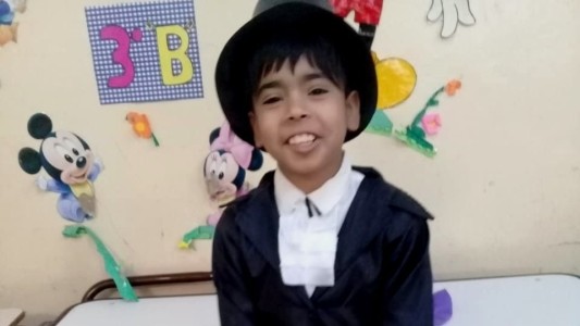 Un nene de 10 años se sacó sus medias para abrigar a un compañero que tenía las zapatillas rotas