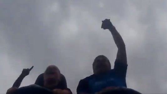 Video: atajó en el aire el celular de otra persona en una montaña rusa