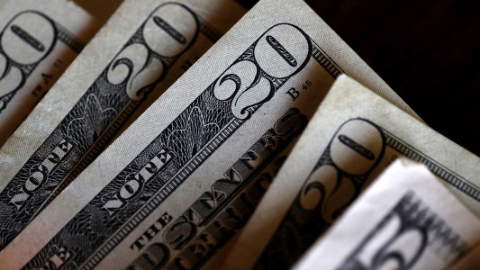 Control de cambios: aclararon cómo se paga los consumos con tarjeta de crédito y deuda en dólares