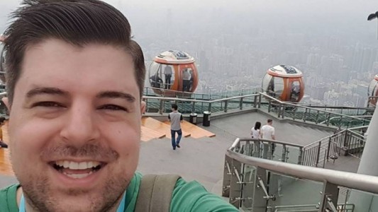 Le dijo a su esposa que cerrara los ojos porque tenía una sorpresa y la apuñaló en el cuello