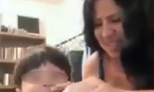 Video de terror: la mujer que le da cerveza y hace fumar a su pequeño hijo