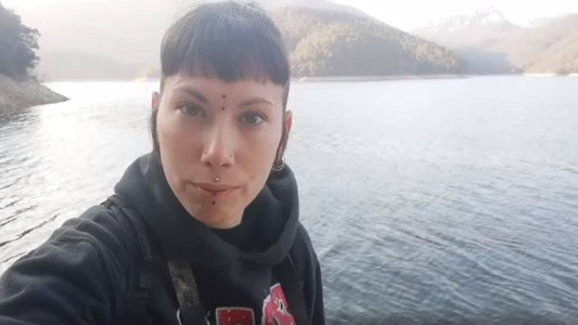 La vegana de las "gallinas violadas" lo hizo de nuevo: "La caña de pescar es un arma de matar”