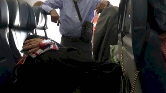 ¿Es amor o no?: el hombre que pasò seis horas parado para que su esposa pudiera dormir en el avión