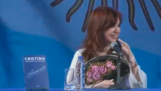 Cristina sigue en campaña: presenta su libro en Misiones