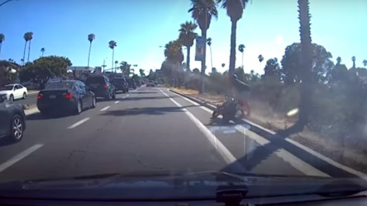 Video: el karma de un motociclista que patea el espejo de un auto y cae
