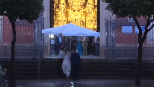 Dos mozos salvan a la novia de un fuerte chaparrón