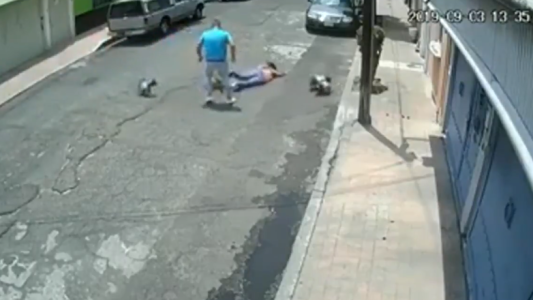 Un hombre golpea violentamente a mujer por pelea entre sus perros