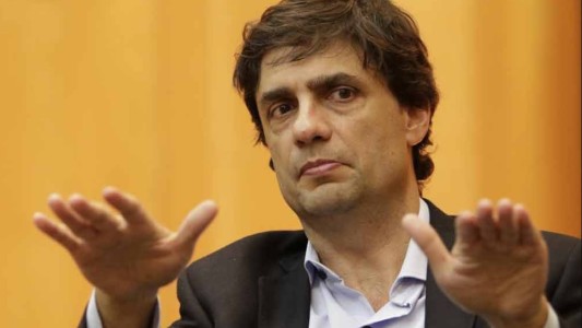 El riesgo país bajó de los 2000 puntos y el dólar se mantiene