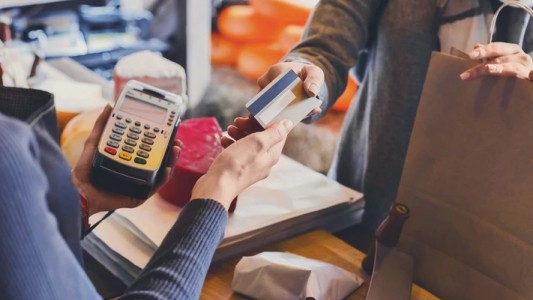 Seis de cada 10 argentinos usan el celular para hacer transacciones financieras