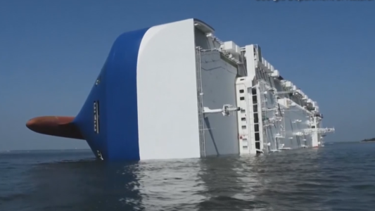 Desesperado rescate de náufragos de un carguero