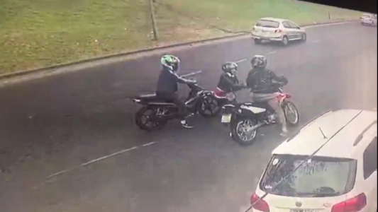 Video: motochorros forcejean con una joven para robarle su moto