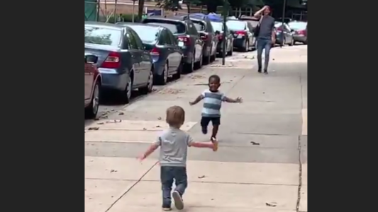 El espontáneo abrazo entre dos pequeños amigos que se hizo viral