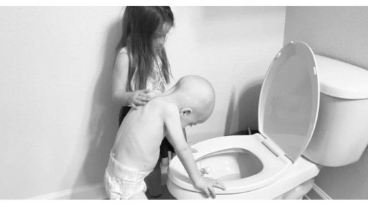 La historia detrás de las series de fotos conmovedoras de una nena que consuela a su hermano con cáncer