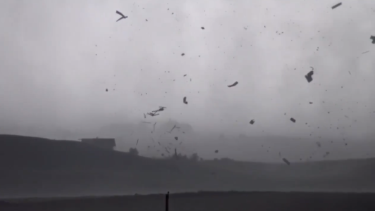 Graba el momento en que un tornado destruye una casa