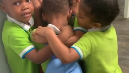 La emotiva bienvenida de un nene de 3 años que vuelve al jardín tras el huracán Dorian