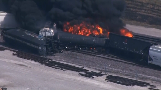 Descarriló un tren de carga y uno de sus vagones explotó