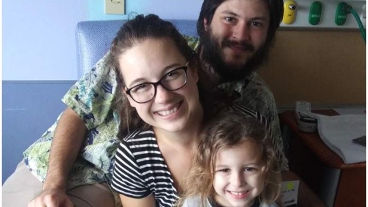 Suspendieron la quimioterapia de su hijo de 4 años para tratarlo con terapias alternativas: le quitaron la custodia