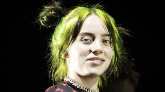 Video: el momento en el que Billie Eilish abandona el escenario por una torcedura de tobillo