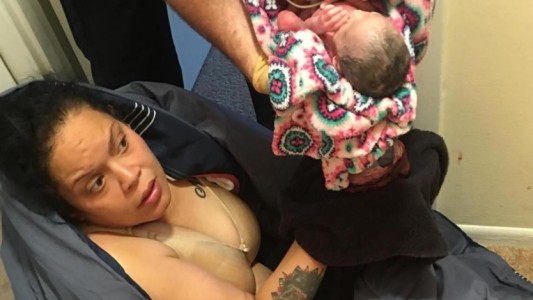 Fue al baño con dolor de estómago y salió con una bebita en brazos