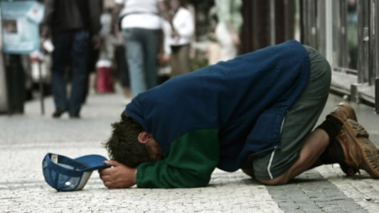 Pastores religiosos prometían comida a indigentes, los secuestraban y los obligaban a mendigar