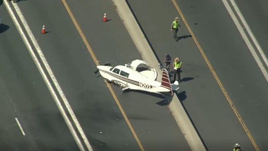 Avioneta aterriza sobre autopista y choca contra un auto