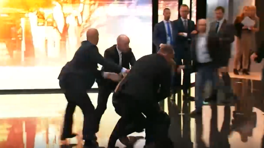 Kilmakillers: Protesta ecologista en acto de Merkel con automotrices