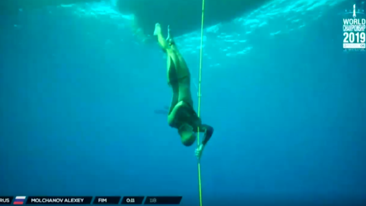 Buzo ruso baja 118 metros pero queda lejos de su récord