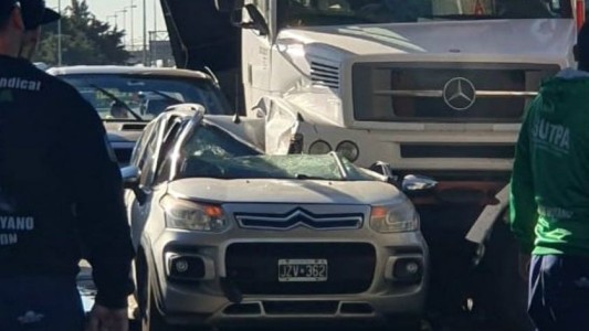 Un camión aplastó un auto y chocó contra una cabina de peaje en la Panamericana