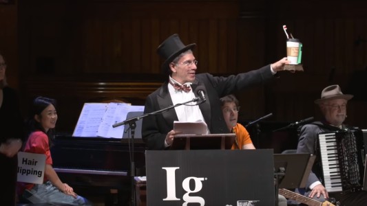 Pizza contra el cáncer y estudio sobre temperatura del escroto, ganadores de los premios anti-Nobel