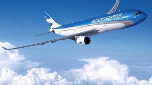 Un avión de Aerolíneas aterrizó de emergencia porque un pasajero tuvo un brote psicótico