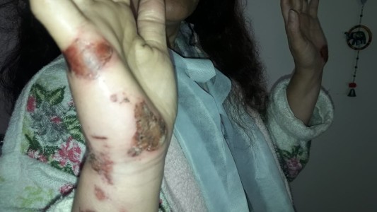 Violento robo en Córdoba: la arrastraron tres cuadras colgada de un auto