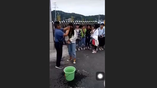 Maestro desmaquilla a sus alumnas antes de entrar a clase