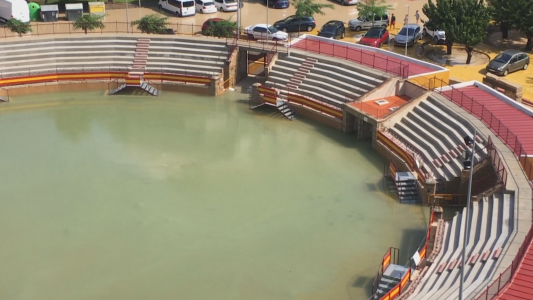 Plaza de toros convertida en una gran piscina
