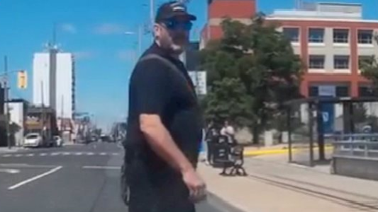 Video: cruza mal una avenida, se pelea con un automovilista y termina humillado