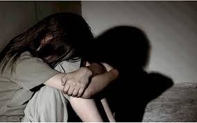 Una mujer descubrió a su hijo de 13 abusando de su hermana de 3 años