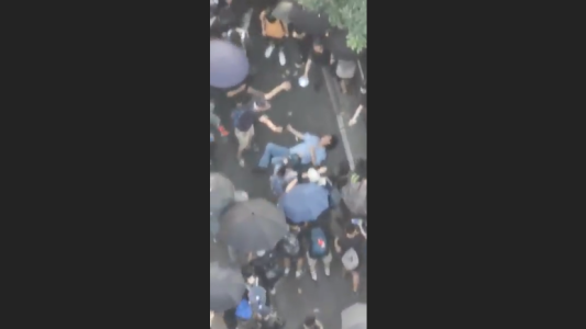 Tremenda golpiza a un hombre durante la marcha en Hong Kong