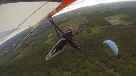 Volaba en ala delta y chocó con un parapentista en pleno vuelo