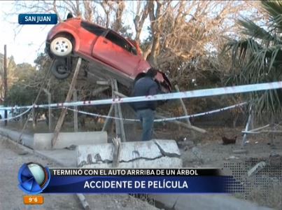Impactante choque: un joven terminó con su auto sobre un árbol