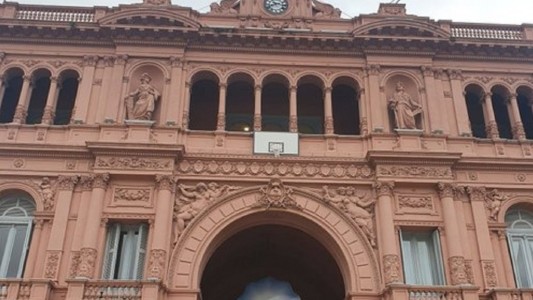 La Casa Rosada con un aro de básquet en la fachada en honor a la Selección Argentina