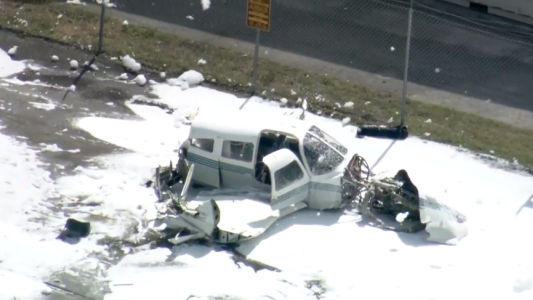 Se salva de ser arrasado por una avioneta que se estrelló