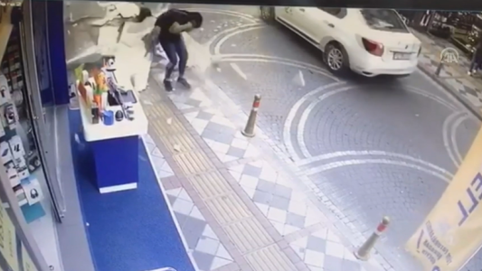 Una mujer caminaba por la vereda con su hija y les cayó una pared encima