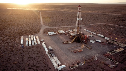 En plena disparada del precio del petróleo, ponen a Gendarmería a cargo de custodiar Vaca Muerta