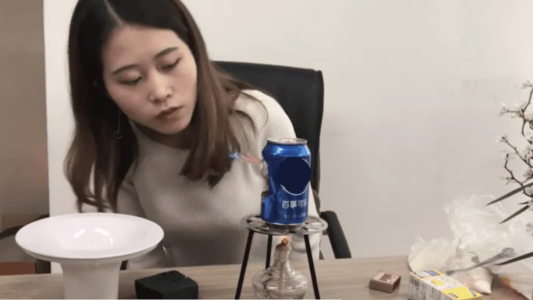 Una adolescente murió al seguir un tutorial para hacer pochoclos