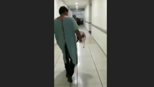 Paciente desesperado abandona el hospital en bata porque no lo atendían