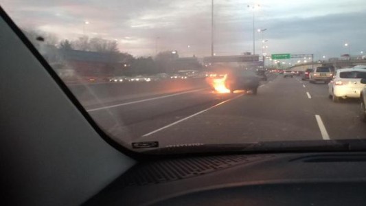 Se incendia un auto en Panamericana y General Paz