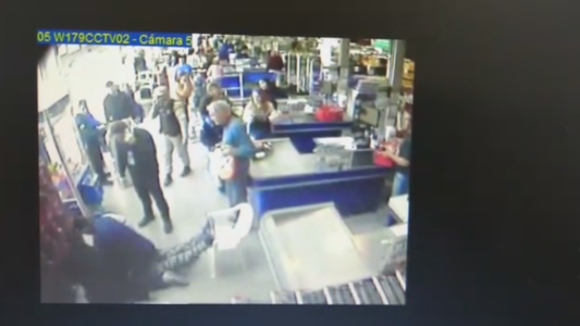 Cajero salvó a una clienta practicándole RCP