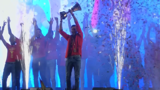 Campeones del basquet recibidos como reyes