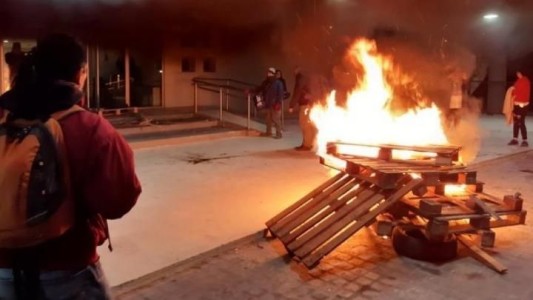 Chubut: incidentes tras la muerte de dos docentes que volvían de una protesta al volcar el auto